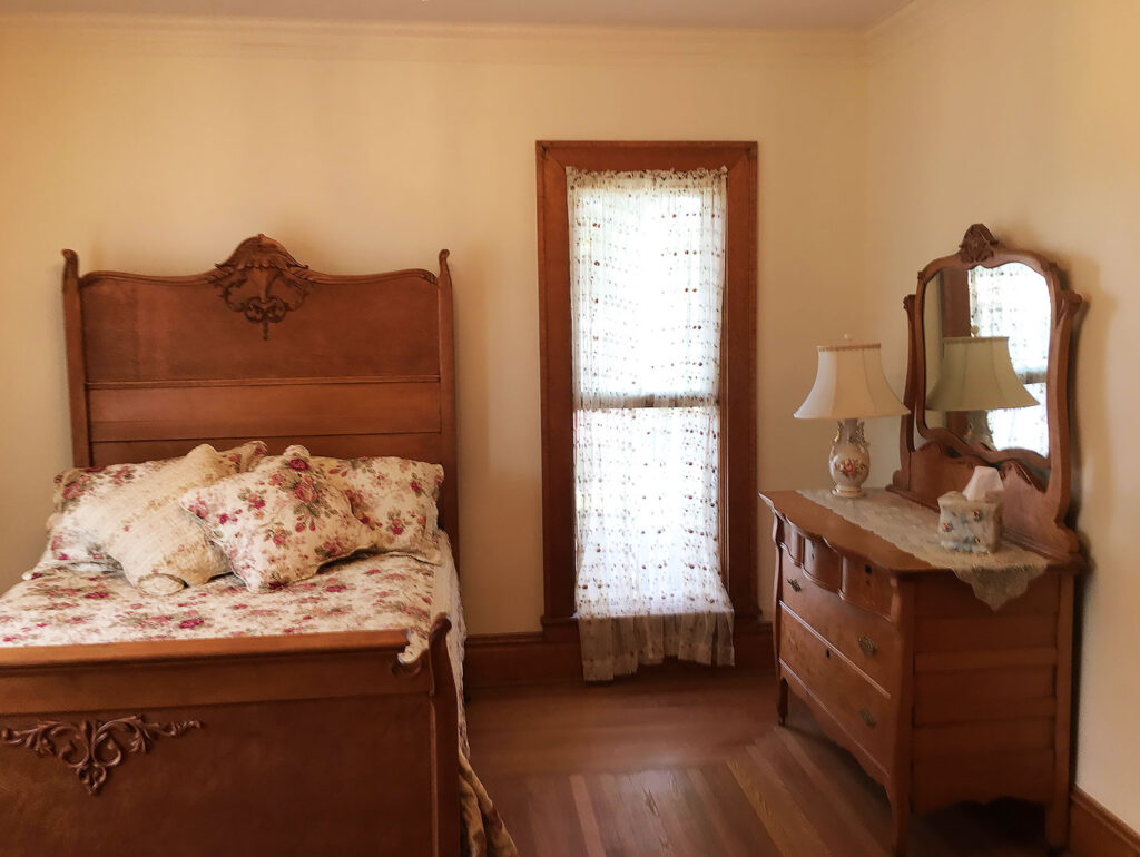 Image 7 | The Chandelier Bed and Breakfast