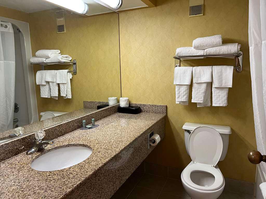 Guest Bathroom SureStay Plus By Best Western Hopkinsville Hopkinsville (270)874-2680
