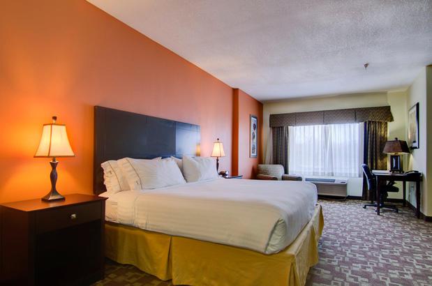 Images Holiday Inn Express & Suites Kansas City Sport Complex Area, an IHG Hotel