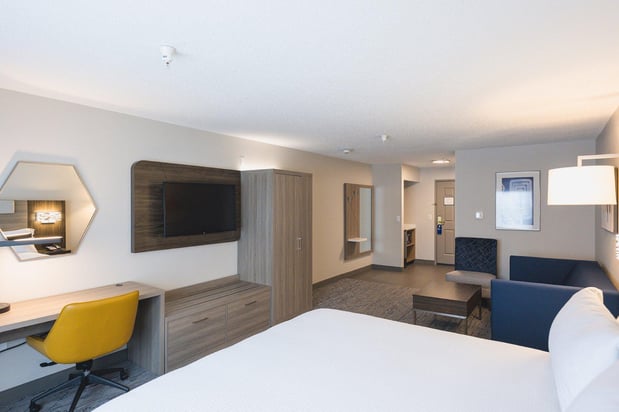 Images Holiday Inn Express & Suites Marquette by IHG