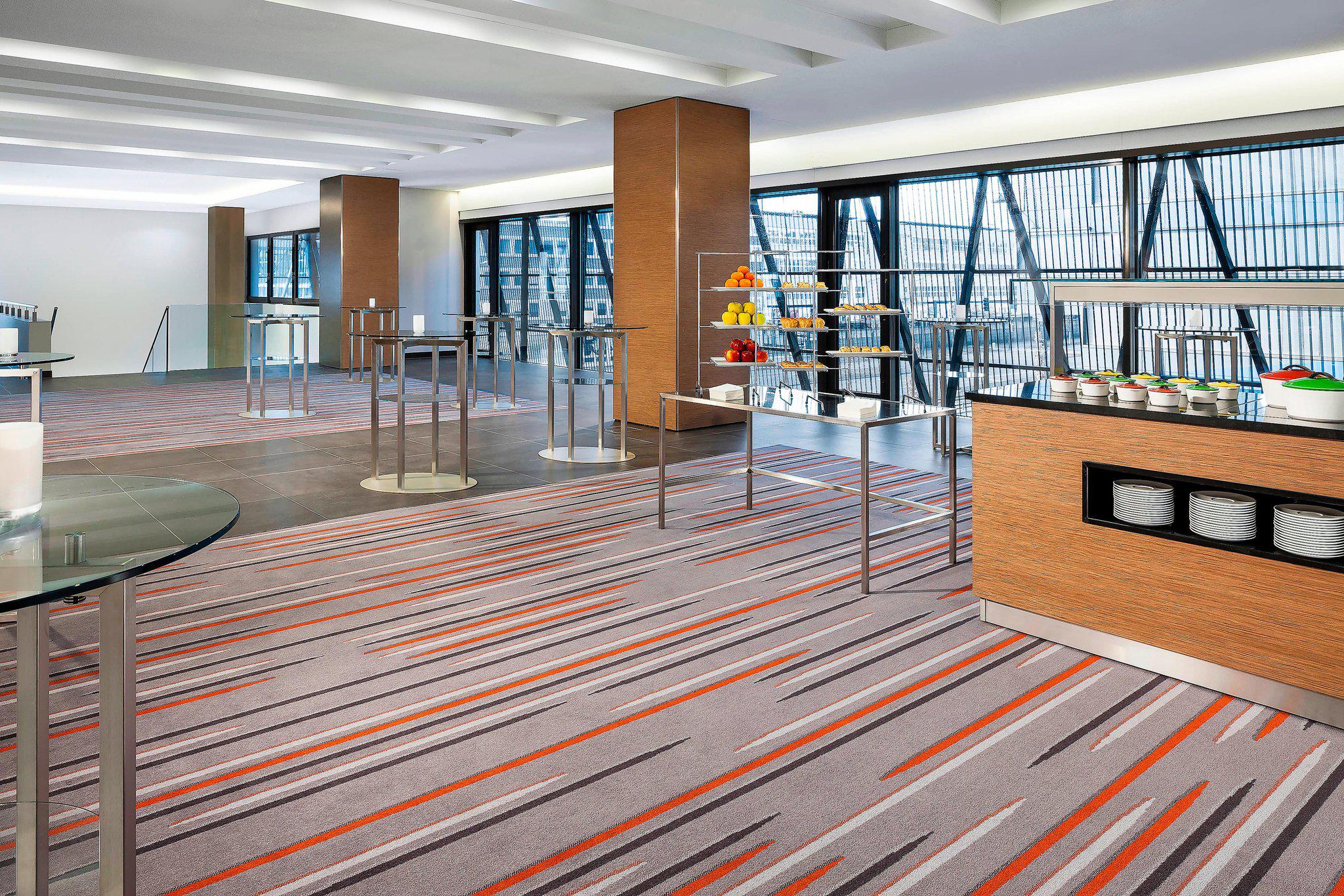 Sheraton Zurich Hotel, Pfingstweidstrasse 100 in Zurich