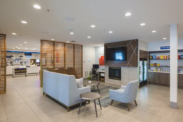 Images Holiday Inn Express & Suites Marquette by IHG