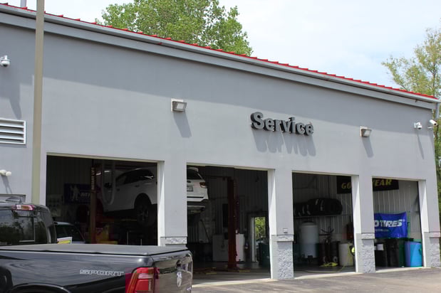 Images Russ Darrow Chrysler Dodge Jeep RAM of West Bend Service Center