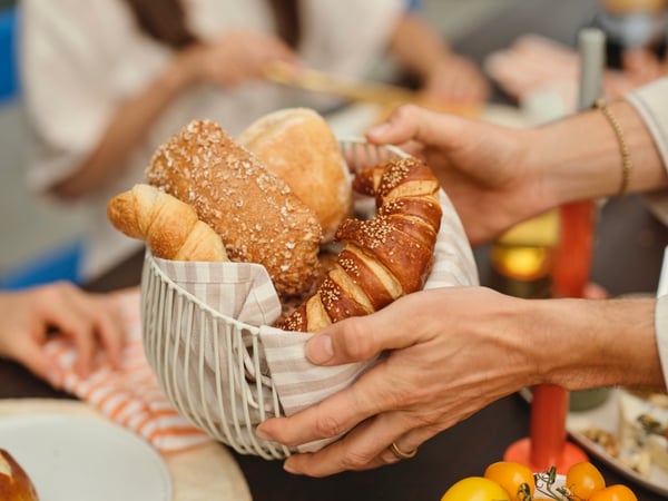 Morgengold bringt frische Brötchen direkt an die Haustür – in zahlreichen Städten und Regionen in Deutschland und Österreich. Ob werktags, an Sonntagen oder an Feiertagen, unser zuverlässiger Brötchenlieferservice sorgt für ein entspanntes Frühstück...