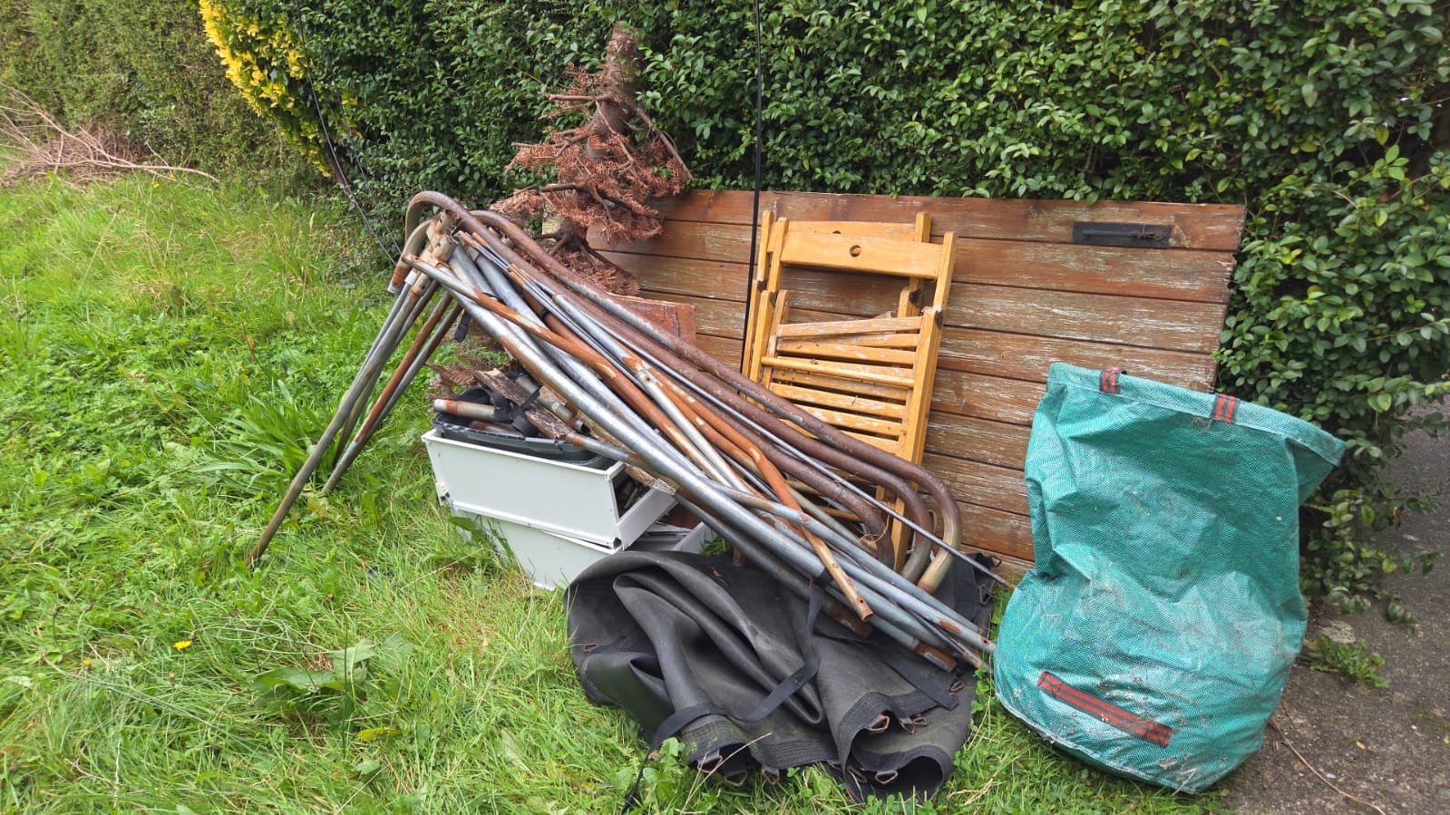 Residential Rubbish Removal, Commercial Waste Removal, Garden Waste Clearance, Construction & Renovation Waste Removal, Attic, Garage & Shed Clearance, Tree Removal & Green Waste Recycling