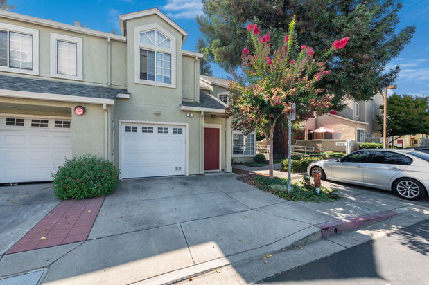 Images Monica Betancur, REALTOR | Compass