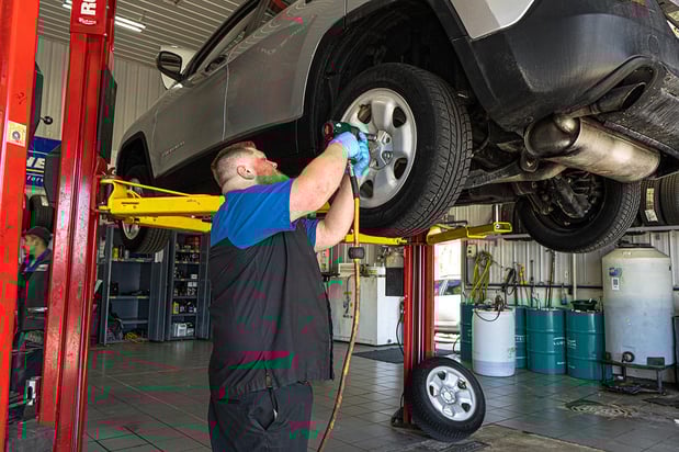 Images Russ Darrow Chrysler Dodge Jeep RAM of West Bend Service Center