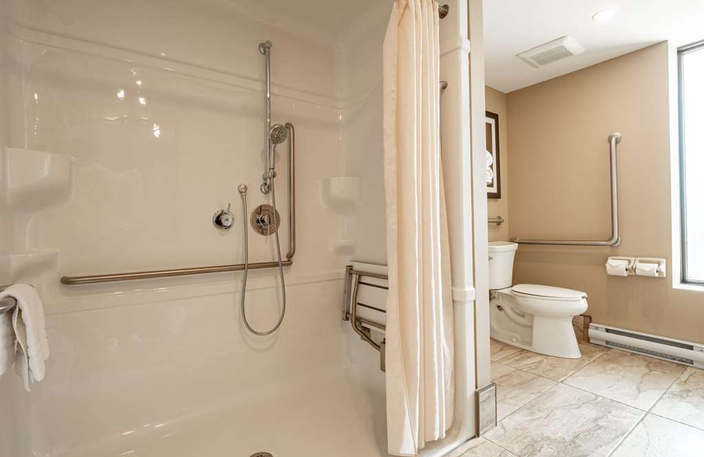 accessible bathroom Best Western Plus Cairn Croft Hotel Niagara Falls (905)356-1161