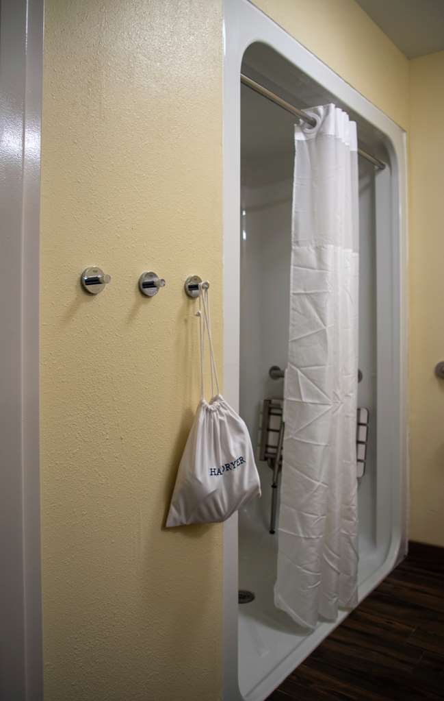 Guest room bath