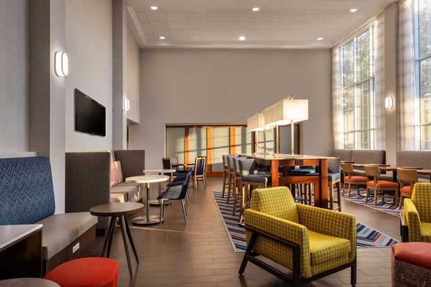 Images Hampton Inn & Suites State College at Williamsburg Square