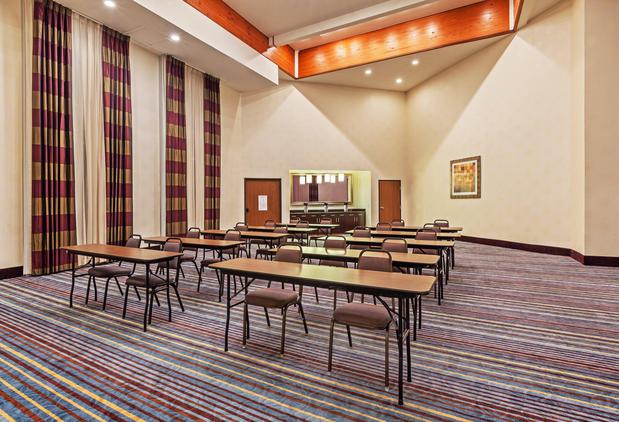 Images Holiday Inn Express & Suites Houston-Dwtn Conv Ctr by IHG