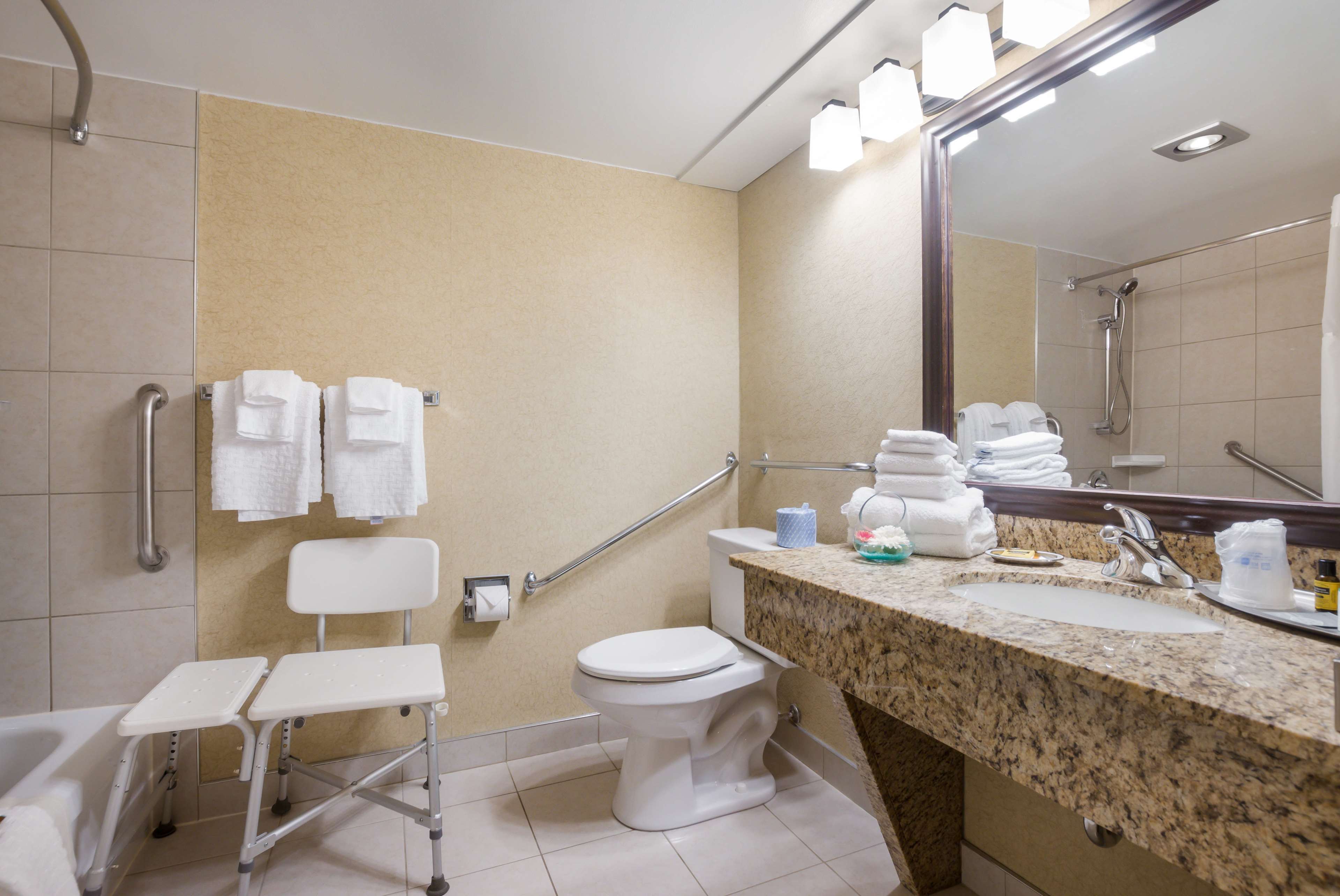 ADA Bathroom Best Western Plus Norwester Hotel & Conference Centre Thunder Bay (807)473-9123