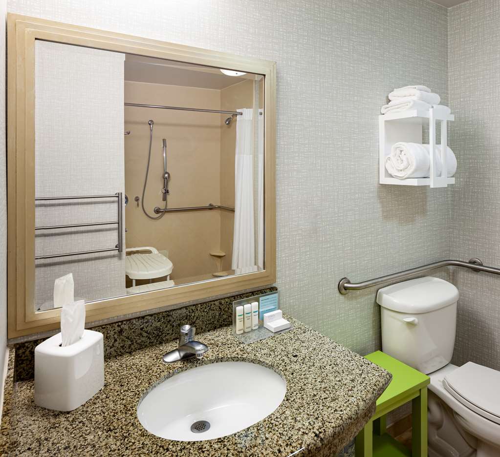 Guest room bath