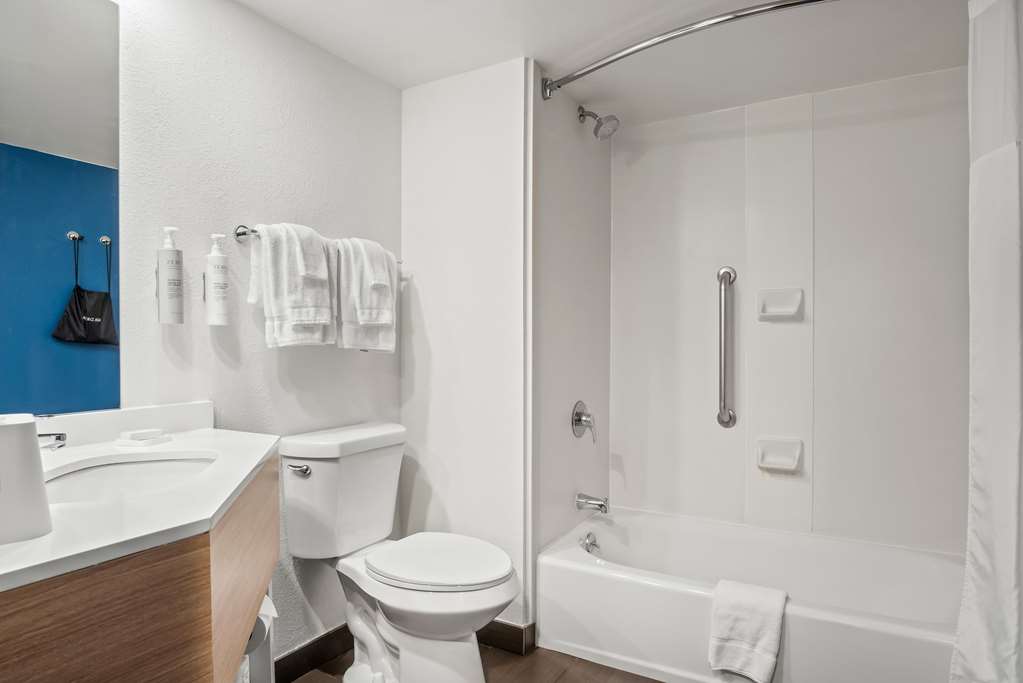 Guest room bath