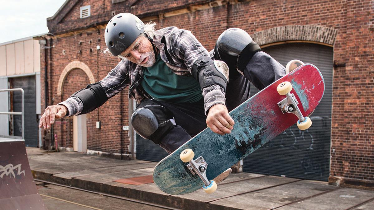 Alter Mann mit Skateboard - DKV Deutsche Krankenversicherung Pierre Lübbe München