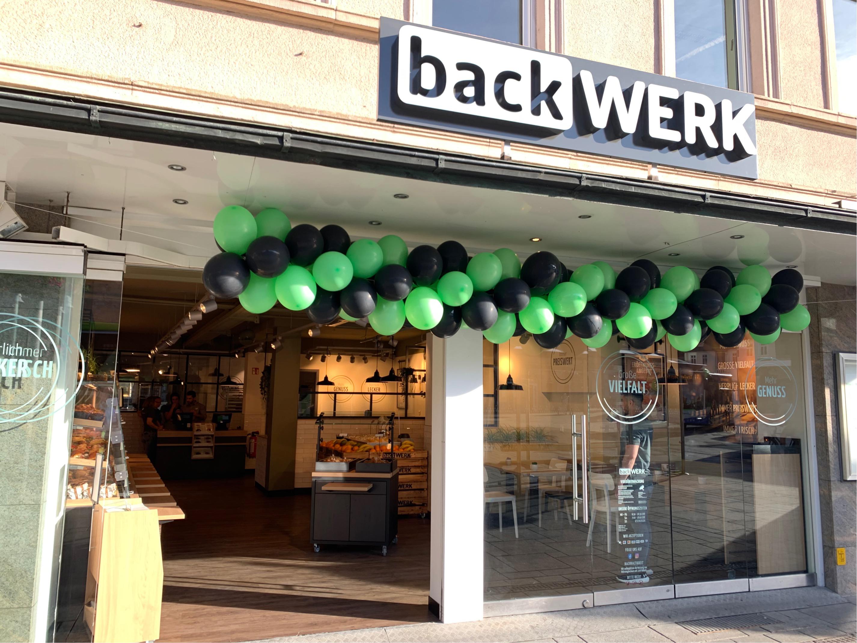 Das BackWerk in Schweinfurt als idealer Ort für  leckere Snacks, guten Kaffee und gesunde Smoothies in zentraler Lage, direkt am Busbahnhof.