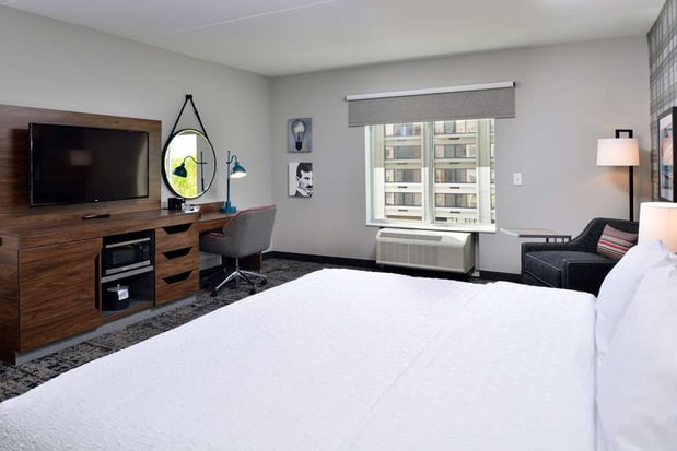 Images Hampton Inn & Suites Greensboro Downtown