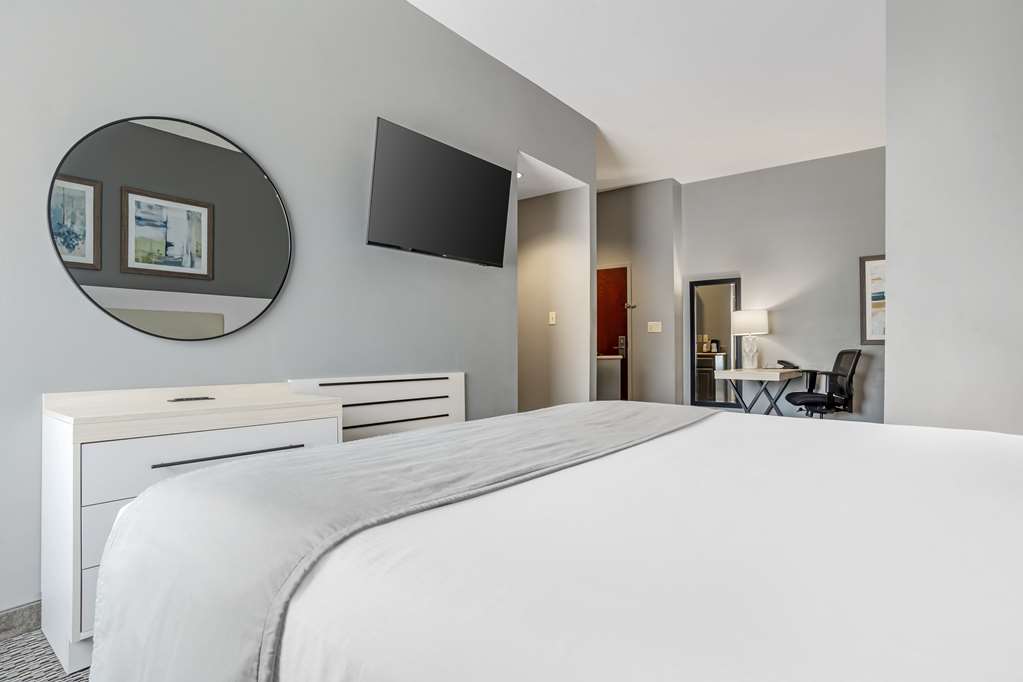 King w/ Kitchenette & Sofa bed