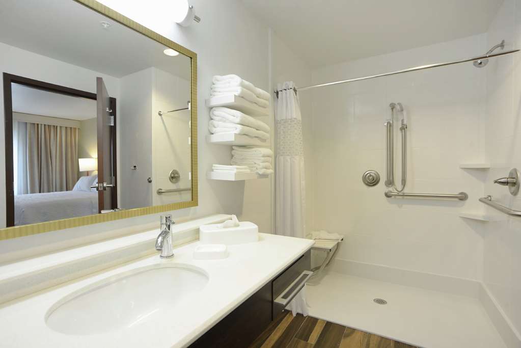 Guest room bath