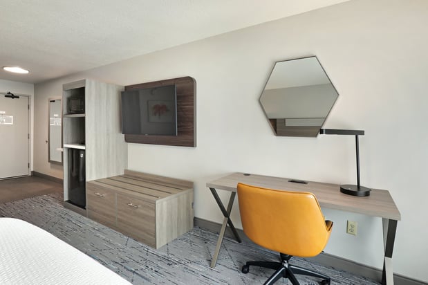 Images Holiday Inn Express & Suites Milwaukee-New Berlin by IHG