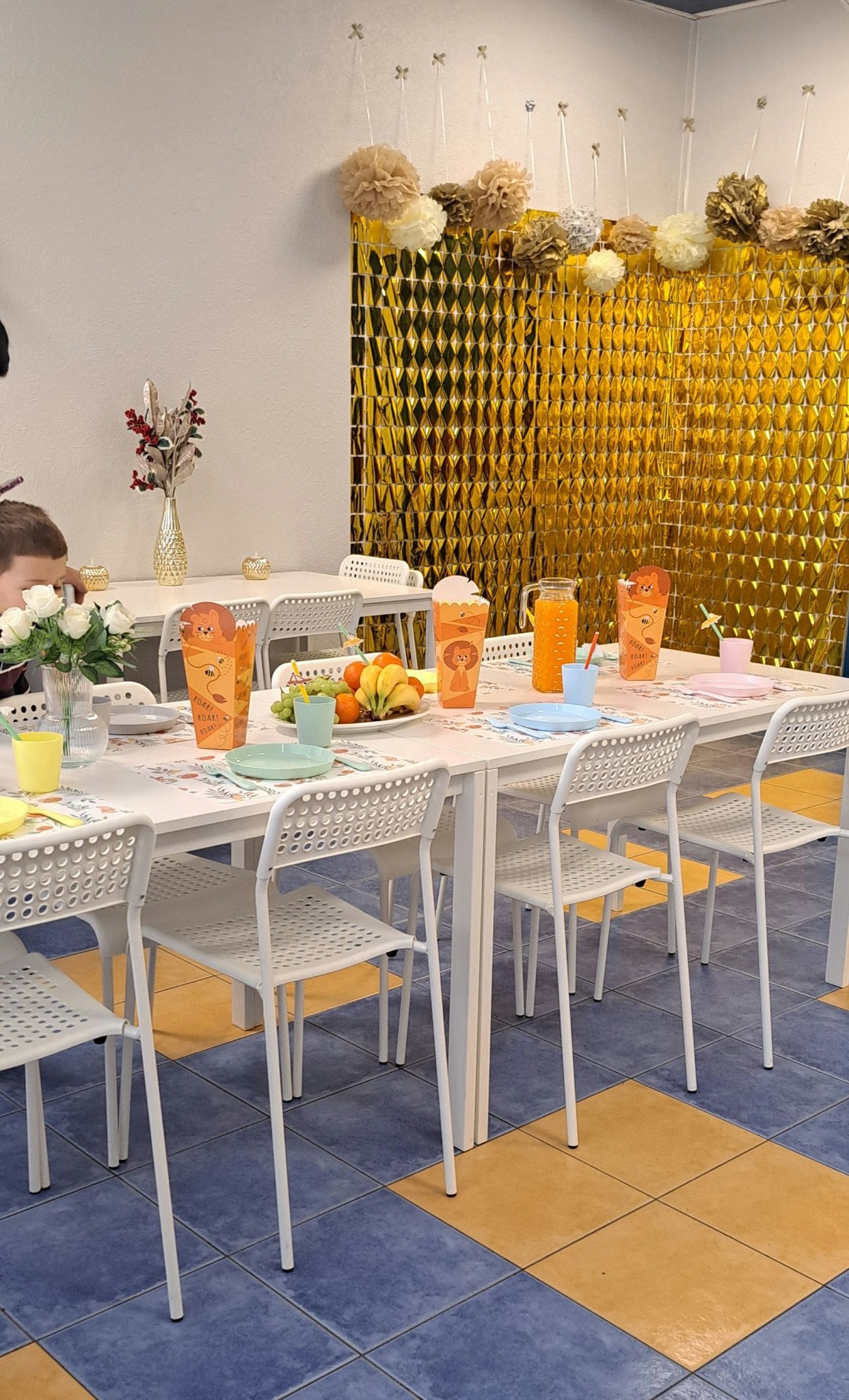 “Dzimšanas dienas svinības Magic Room ar dekorācijām un svētku galdu”