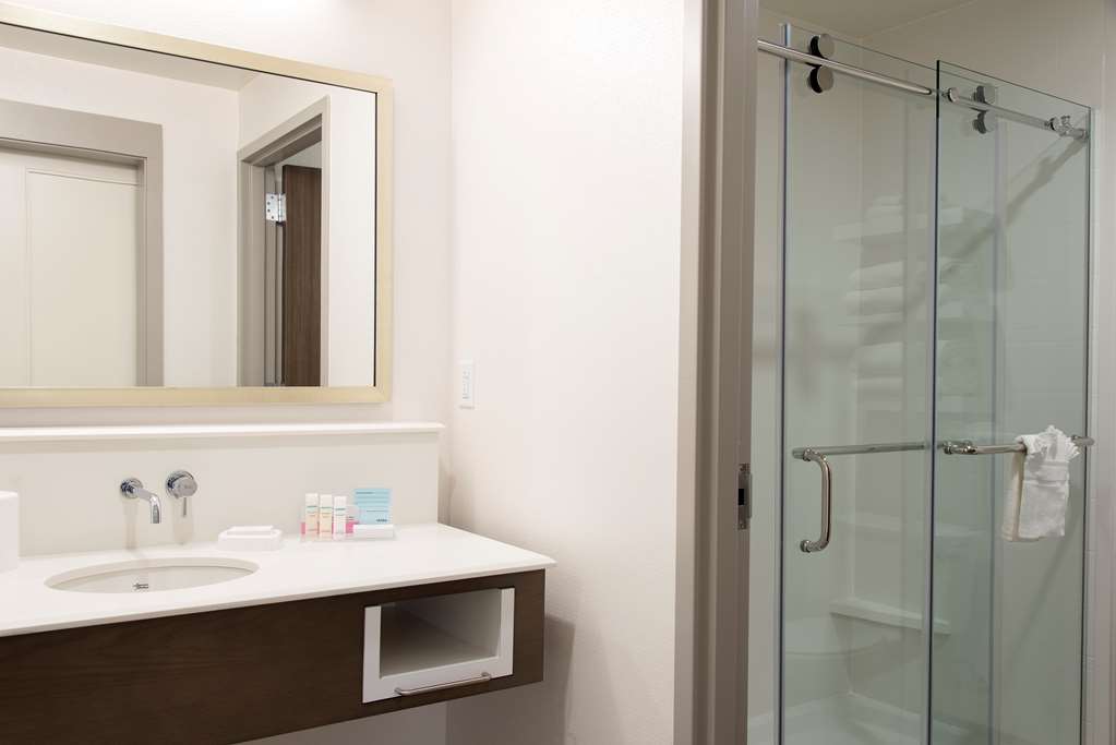 Guest room bath