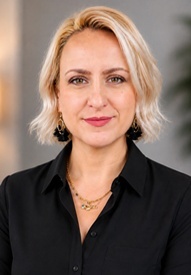Petya Popova McLaughlin headshot