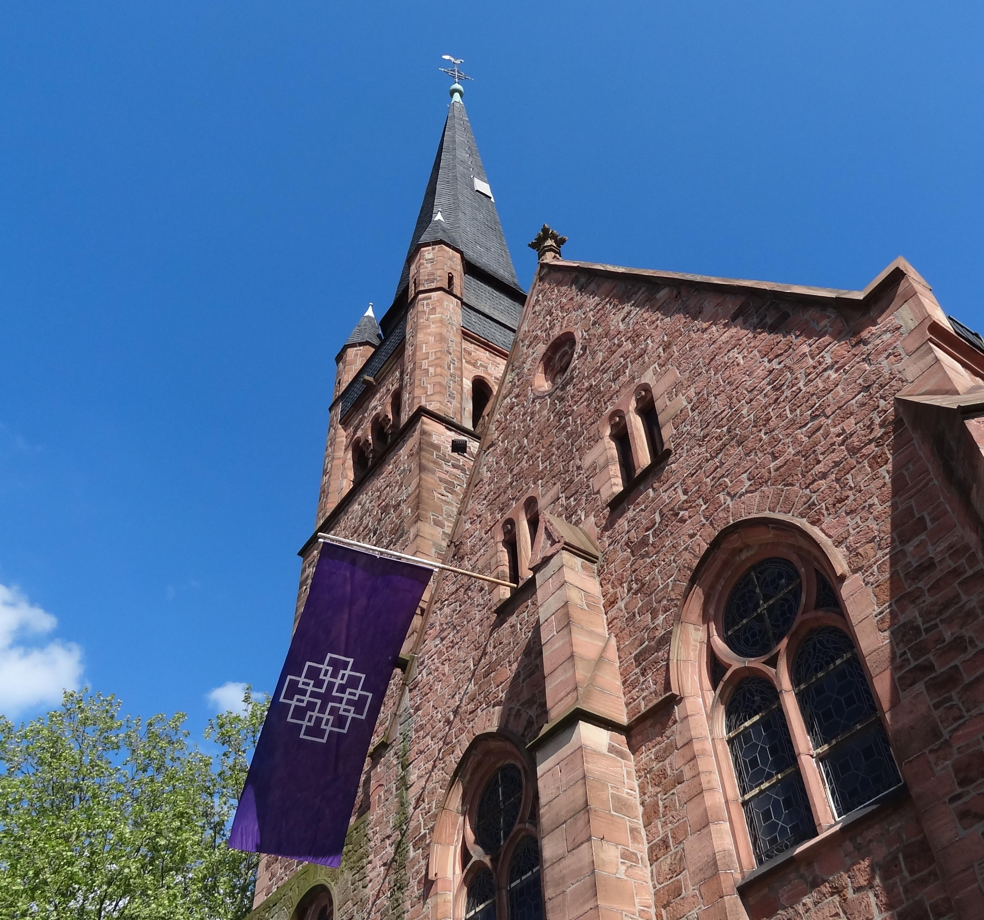 Evangelische Kirche Flörsheim am Main mit Fahne der Evangelischen Kirche von Hessen und Nassau