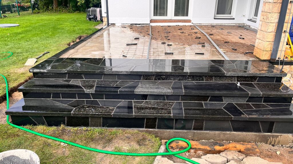 Granīta grīdas risinājums eksterjeram – izturība pret laikapstākļiem un nodilumu.