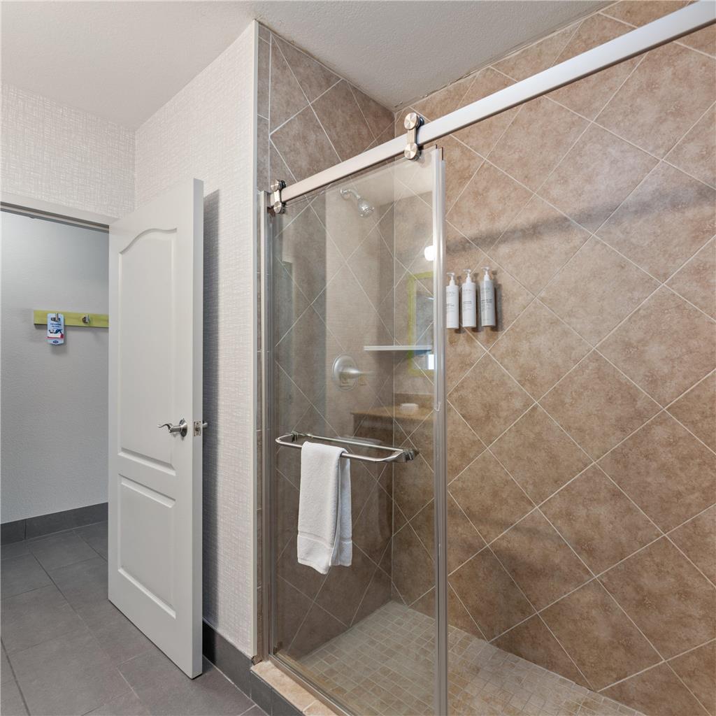 Guest room bath 