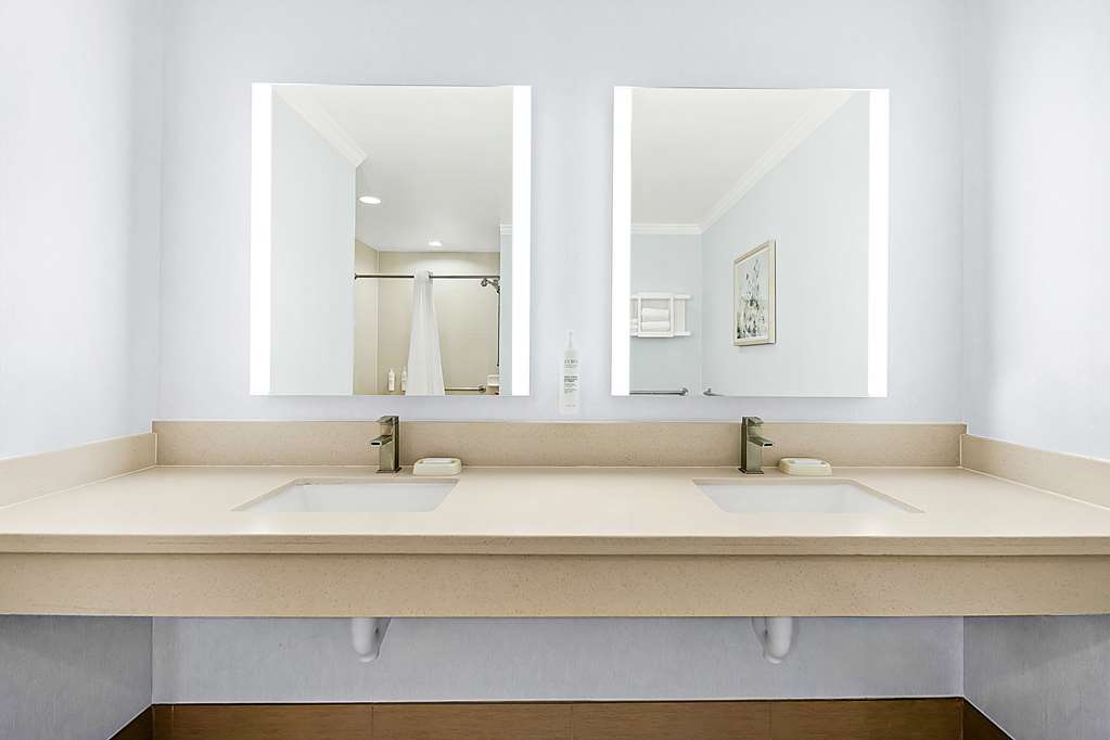 Guest room bath
