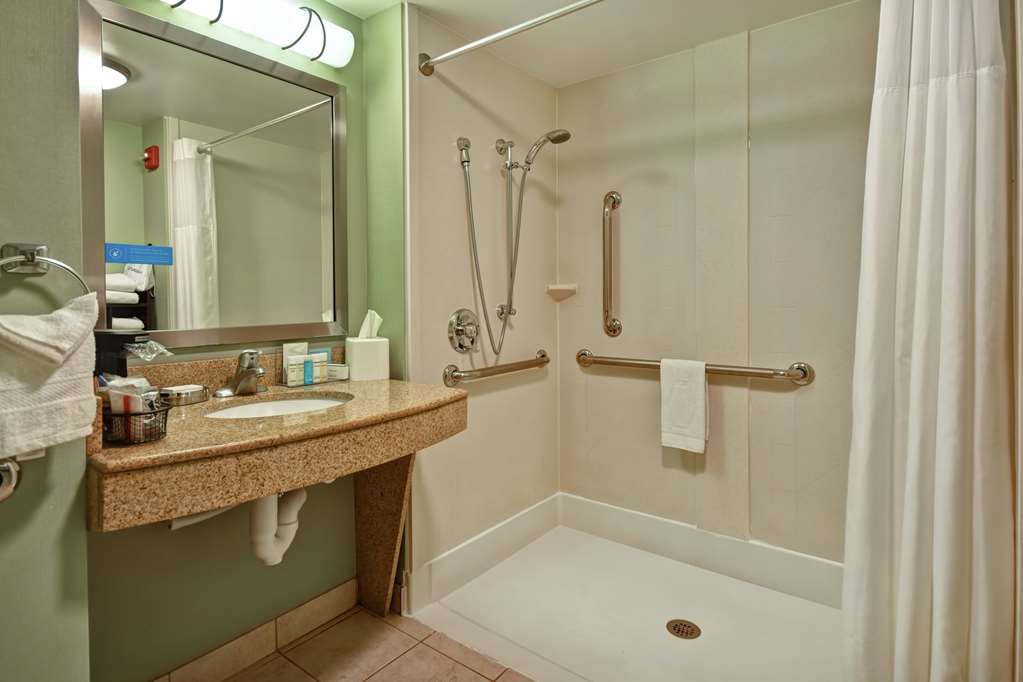 Guest room bath