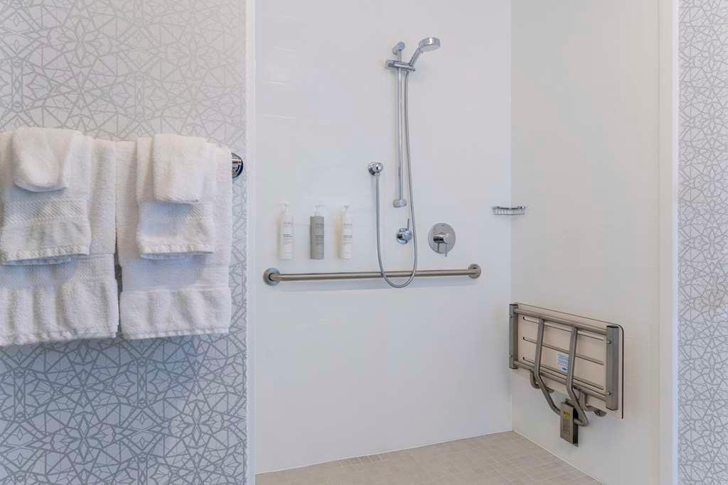 Guest room bath