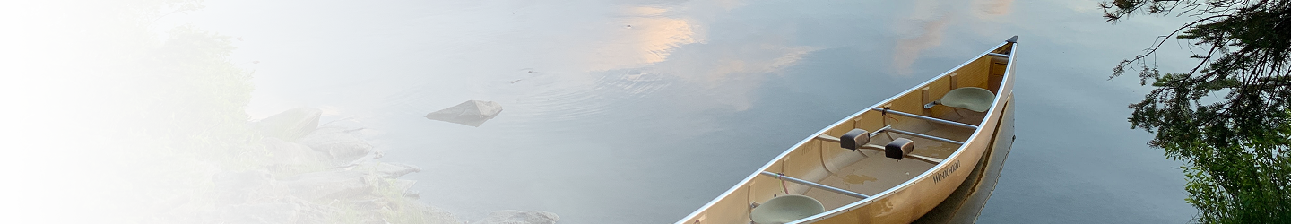 Un canot flottant sur un lac.