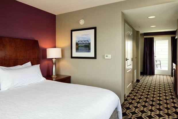 Images Hilton Garden Inn Auburn Riverwatch