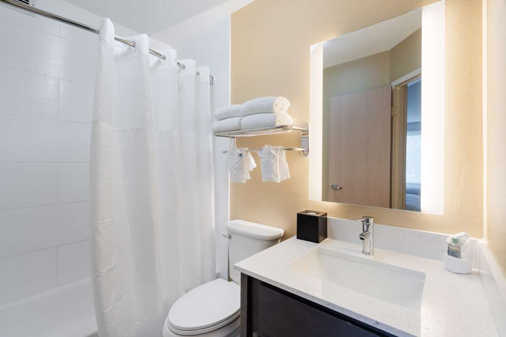 Two Queens Suite - Guest Bath