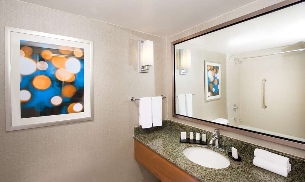 Guest room bath