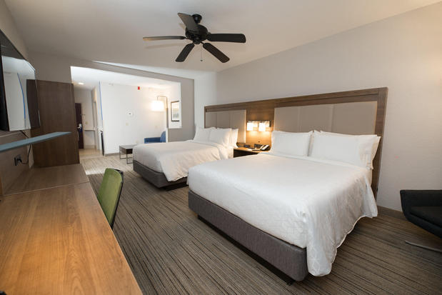 Images Holiday Inn Express & Suites Clinton, an IHG Hotel