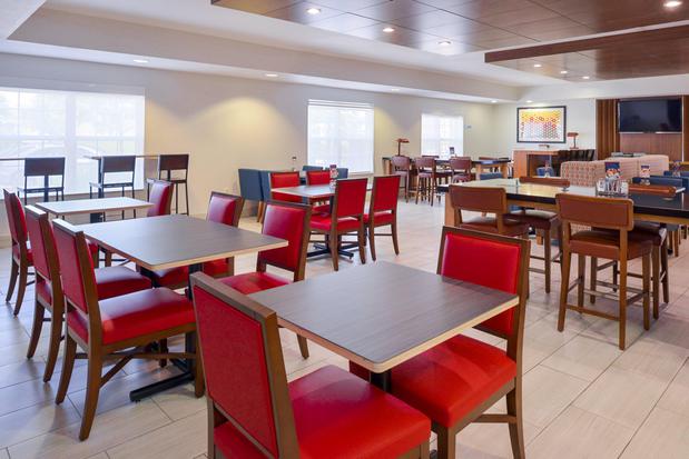 Images Holiday Inn Express & Suites Southfield - Detroit, an IHG Hotel