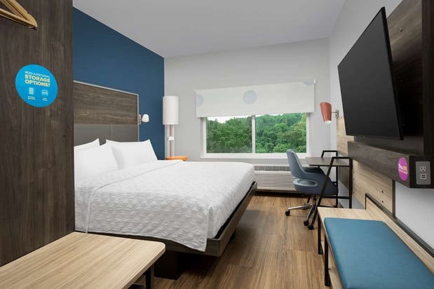 Images Tru by Hilton Charlotte Airport Lake Pointe