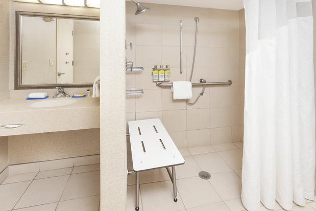 Images Holiday Inn Express Building 107