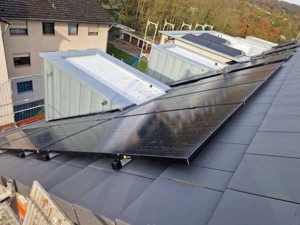 Professionelle Photovoltaik-Installation auf Steil- und Flachdächern im Raum Neuwied und Mayen-Koblenz. Fachgerechte Montage von PV-Anlagen inklusive Dachprüfung, Unterkonstruktion und sicherer Integration in die Dacheindeckung – für maximale Energi...