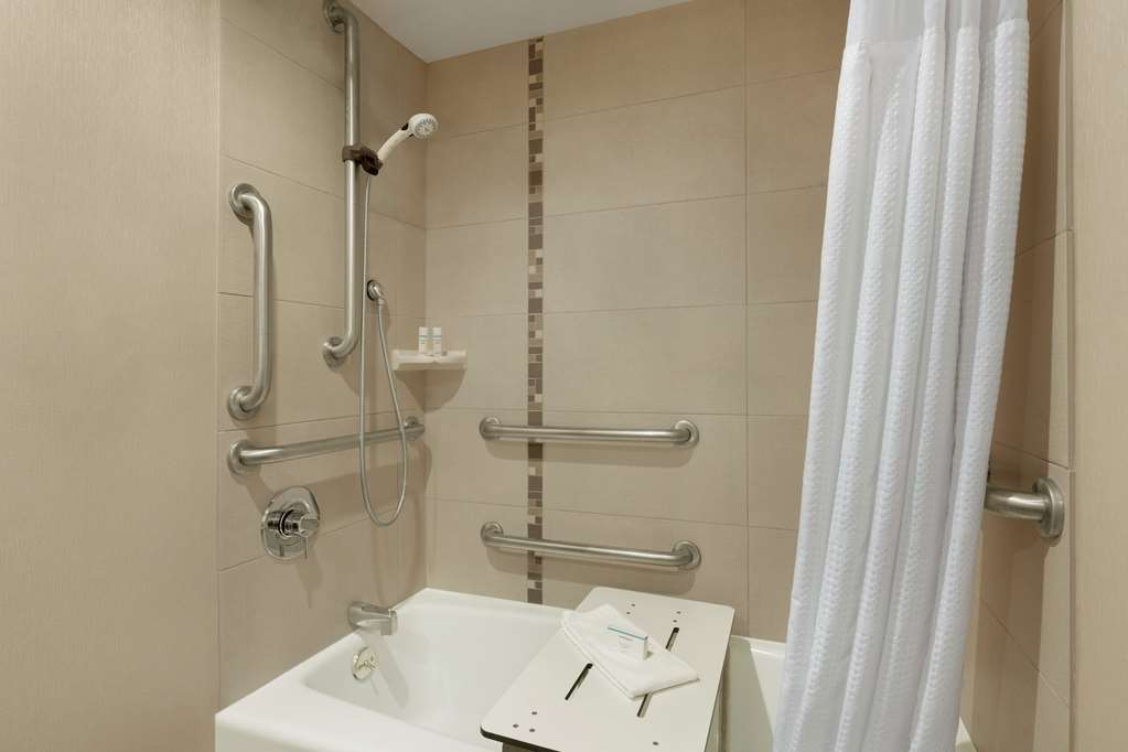 Guest room bath