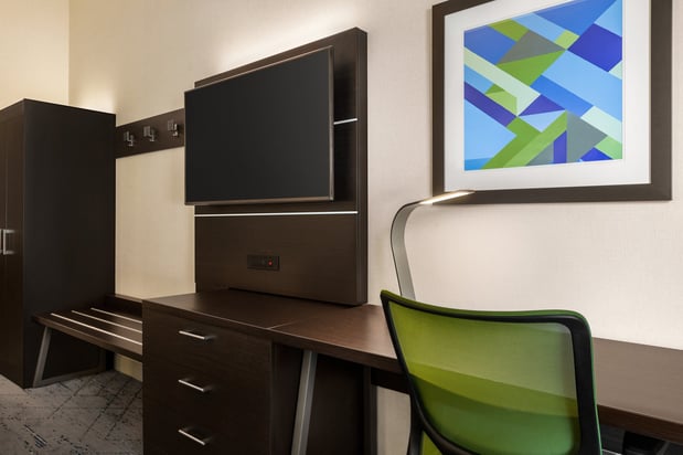 Images Holiday Inn Express & Suites Redding by IHG