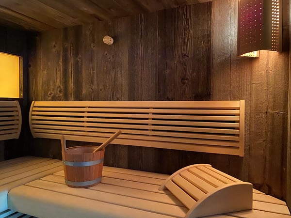 Diese Wellness-Oase beinhaltet eine finnische Sauna sowie einen Bereich zum Duschen und Entspannen.