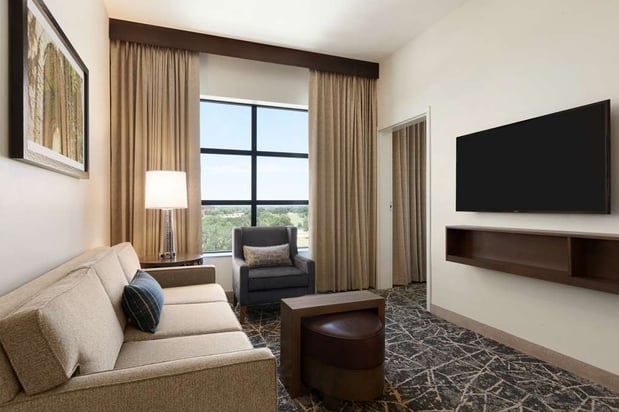 Images Embassy Suites by Hilton San Antonio Brooks Hotel & Spa