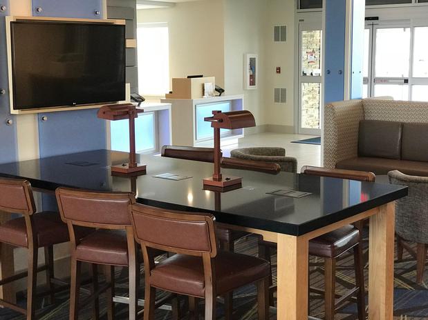 Images Holiday Inn Express & Suites Hannibal - Medical Center by IHG