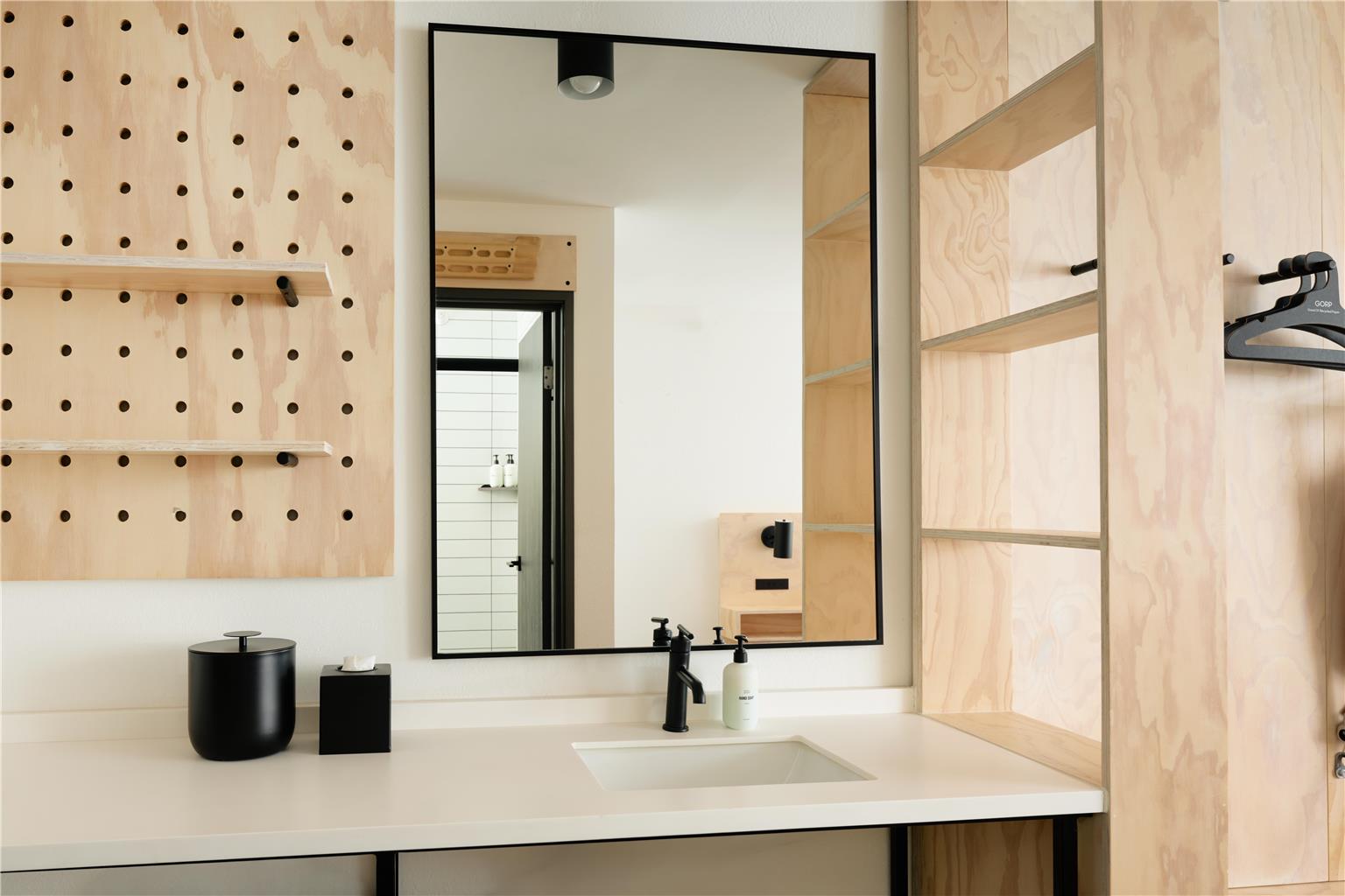 Guest room bath