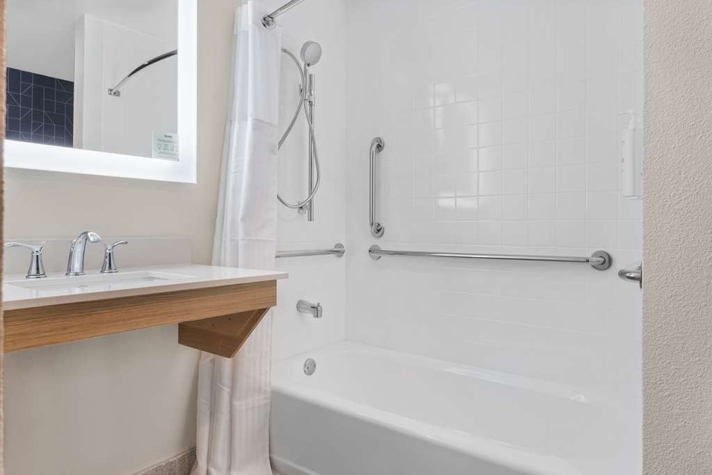 Guest room bath