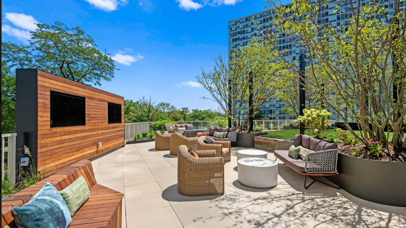 Outdoor Roof Deck with grilling Stations,
Bar with Lounge Seating,
Fire Pits and an
Outdoor Media Wall with TVs